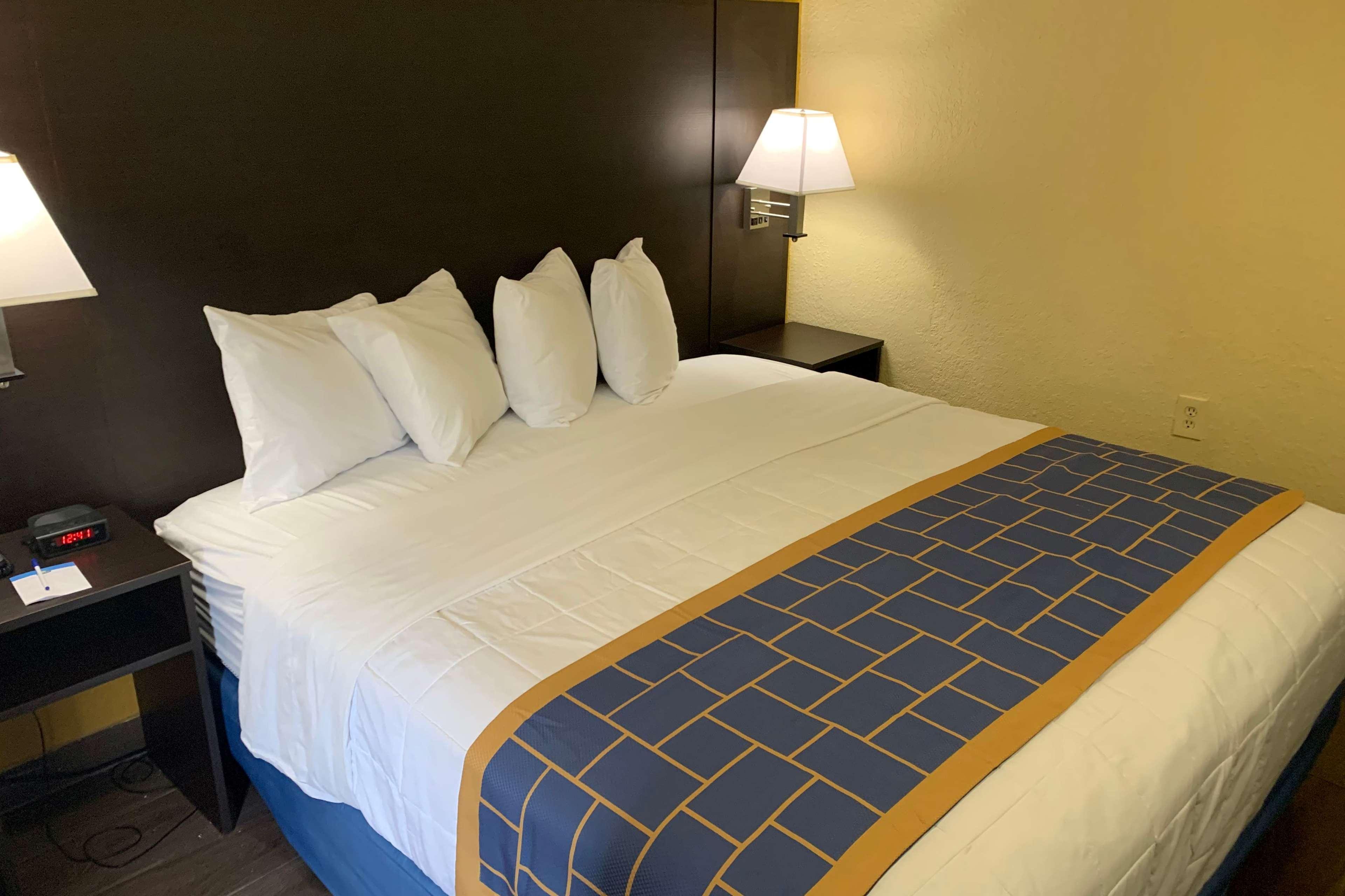 Days Inn & Suites By Wyndham Tampa/Raymond James Stadium Luaran gambar
