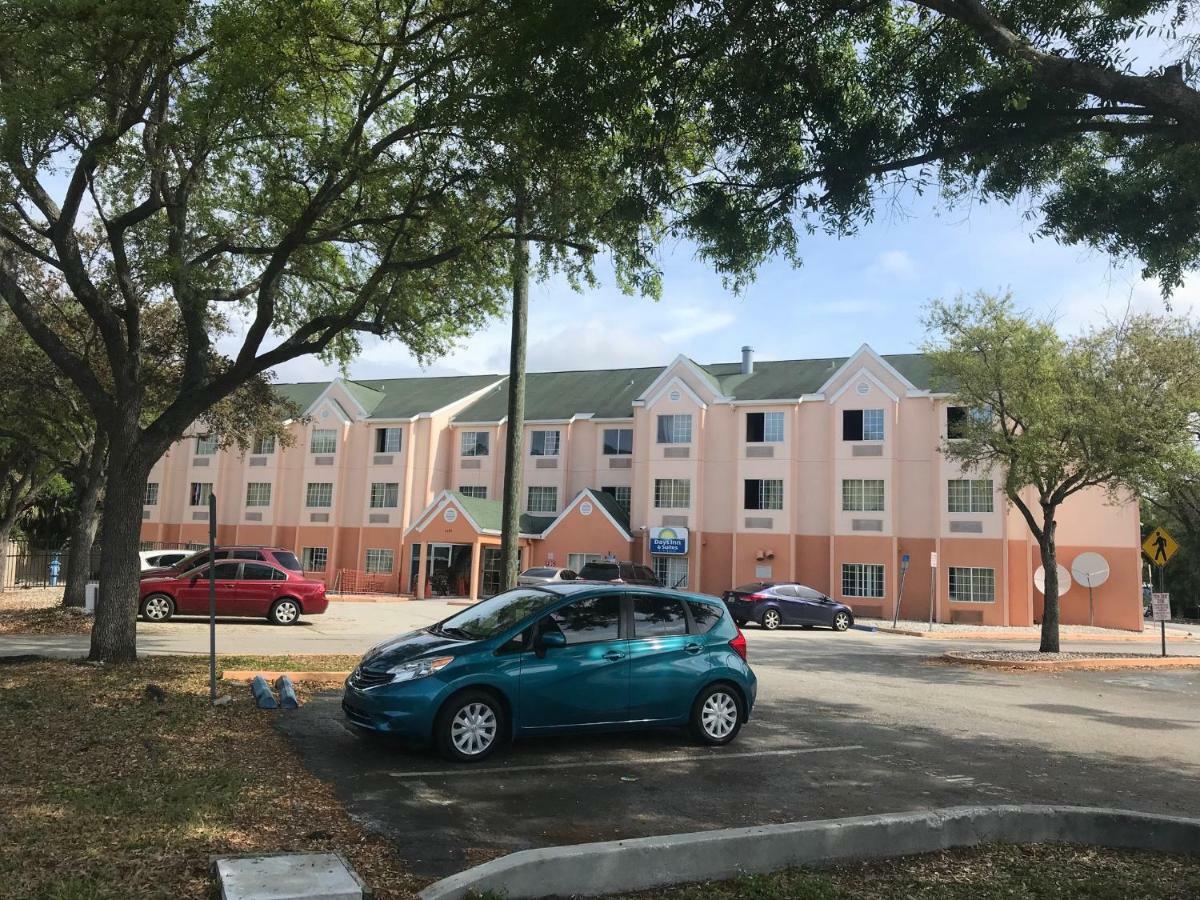 Days Inn & Suites By Wyndham Tampa/Raymond James Stadium Luaran gambar